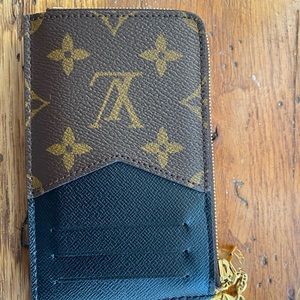 Barely used Louis Vuitton Recto Verdi card holder.  Monogram